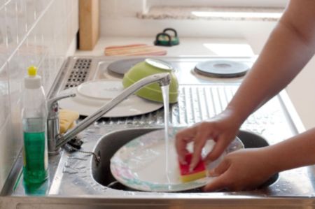 Эффективно ли мыть посуду хозяйственным мылом?