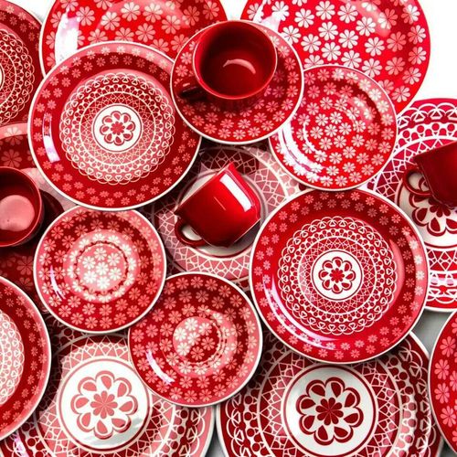 Красно-белая посуда